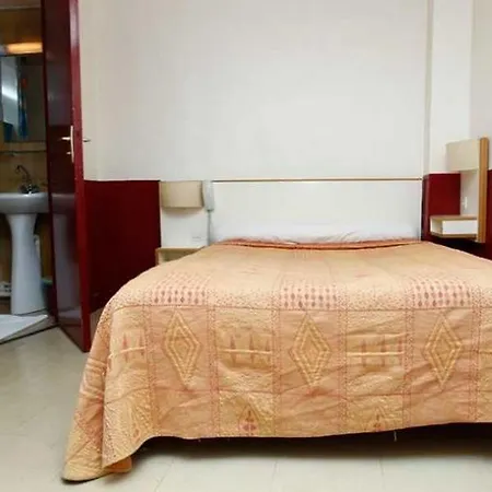 Du Pont Neuf Hotel *